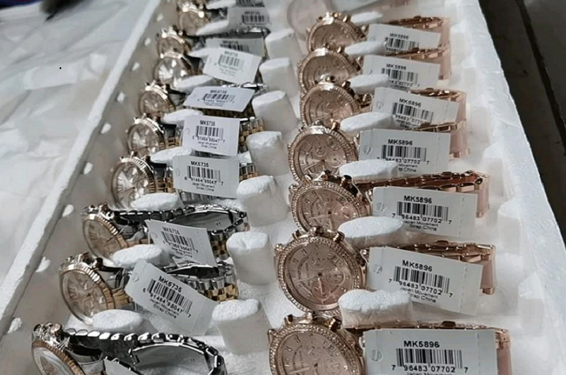 Womens' stainless steel chronograph watch.png Womens' stainless steel chronograph watch.png