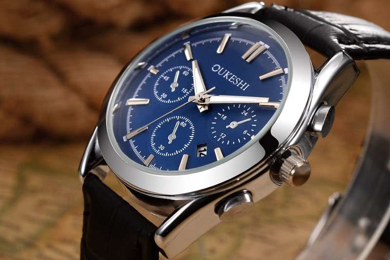 Which is better, a men's quartz watch or a mechanical watch?