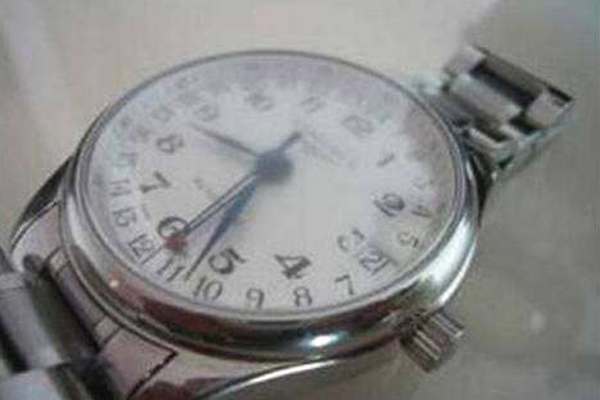 mechanical watch or a quartz watch
