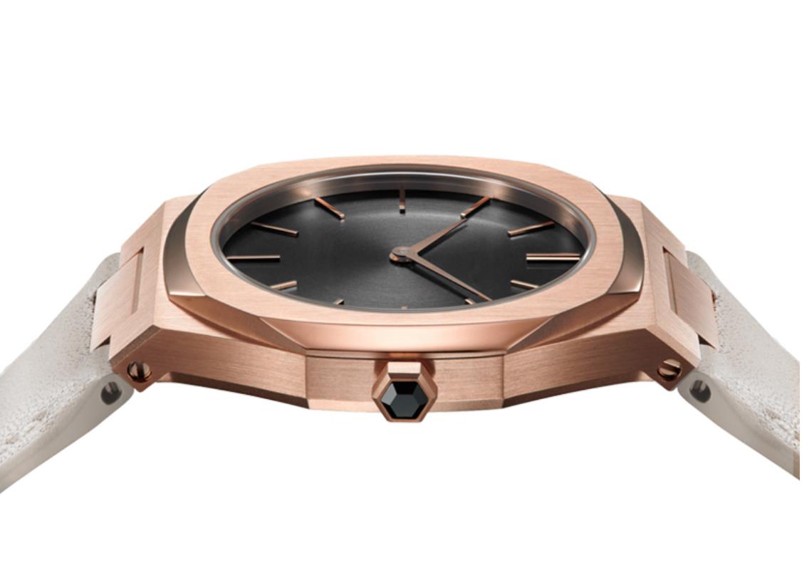 What are the materials and advantages of quartz watch cases?