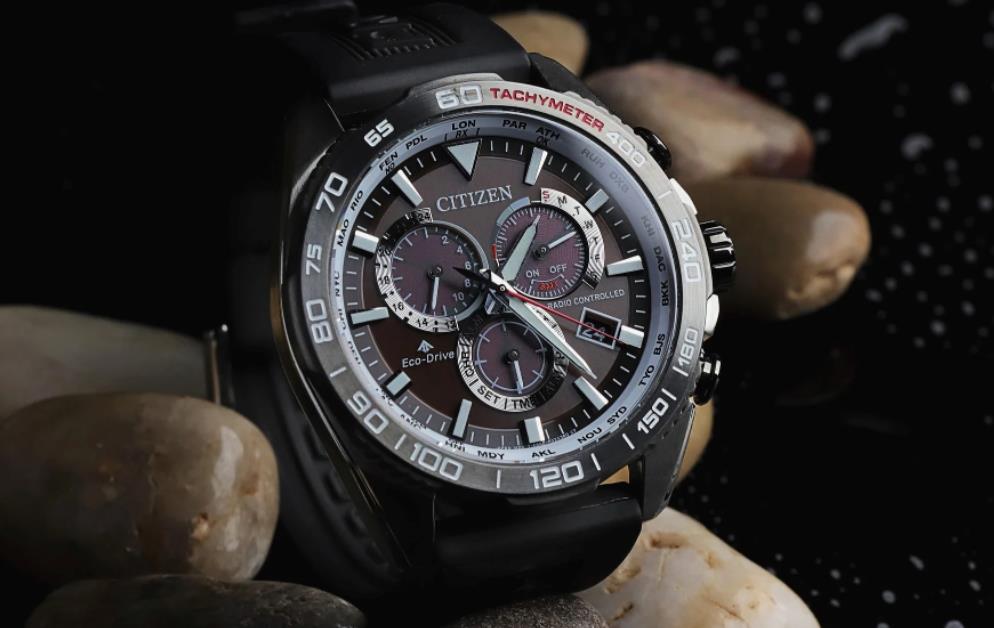 What are the advantages of quartz watches for men?